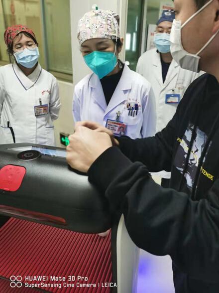 擎朗送餐机器人在东莞市人民医院”上岗” 科技助力抗击疫情