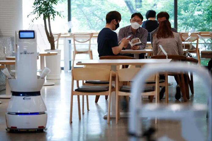 韩国机器人咖啡厅 机器人送餐带来哪些变化