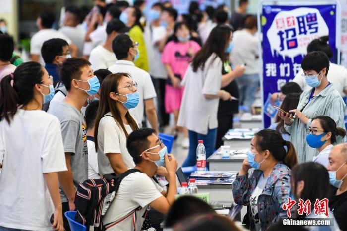 7月4日，山西太原，求职者在会场寻觅工作岗位。 中新社记者 武俊杰 摄