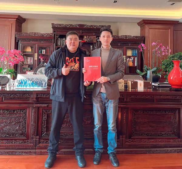 再签约！云南龙马药业董事长马建凡签约成为有红鸡毛店代理商！