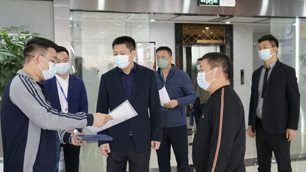 图为闫虎局长在确认信息登记情况.png