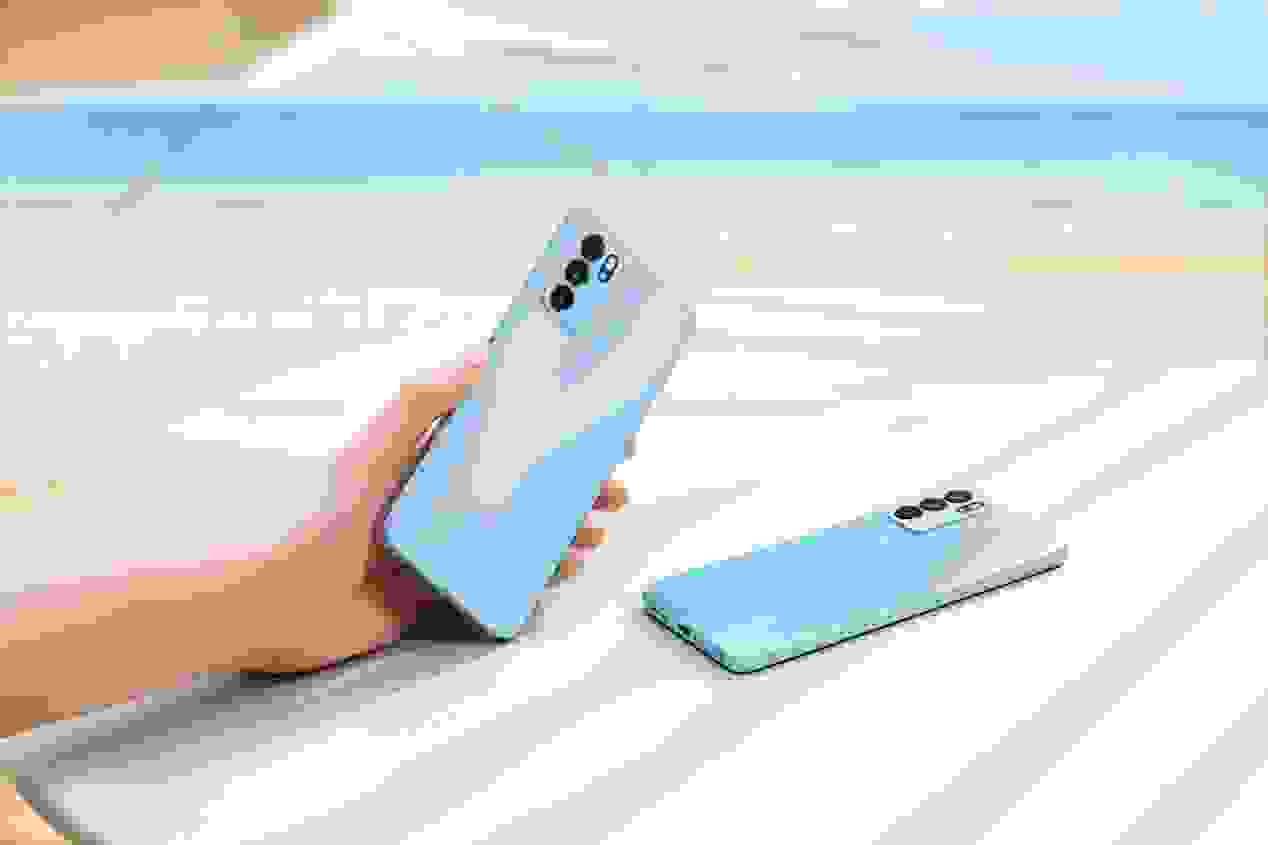夏日美好跃然手机之上，OPPO Reno6系列星钻工艺再度升级