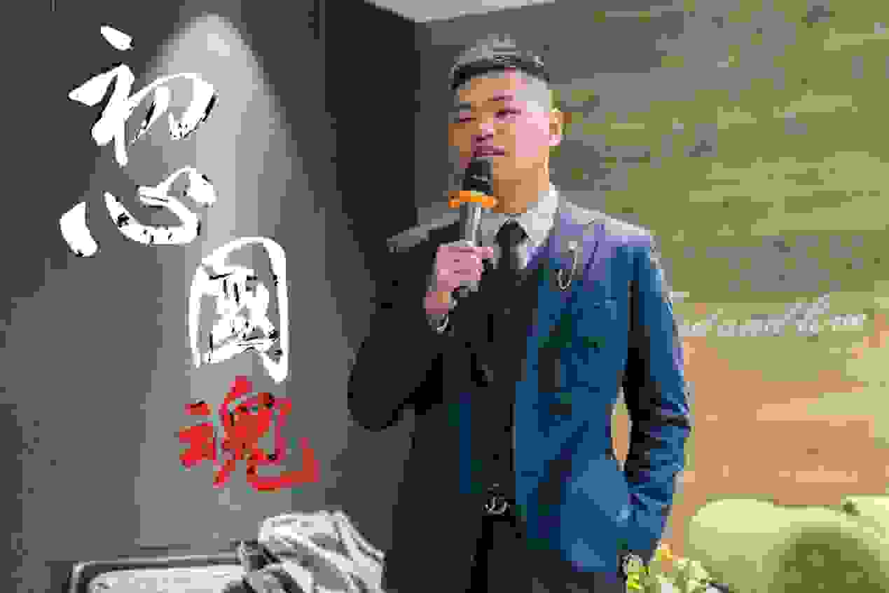 穿着西装笔挺的男子与图片配字描述已自动生成