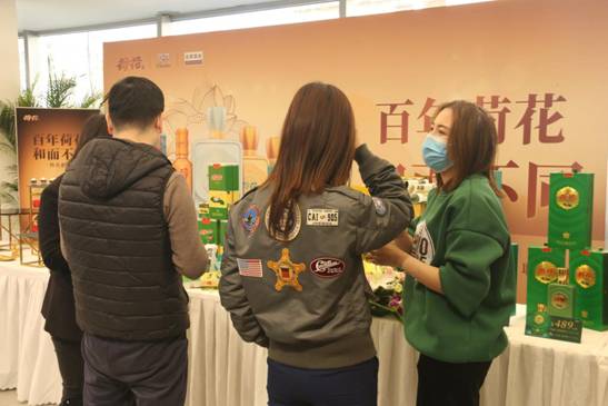 荷花酒亮相凯迪拉克优惠盛典，在场车主纷纷驻足品鉴