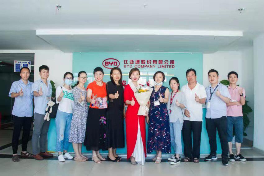 著名心理咨询师张觅音走进企业分享做自己的心理咨询师