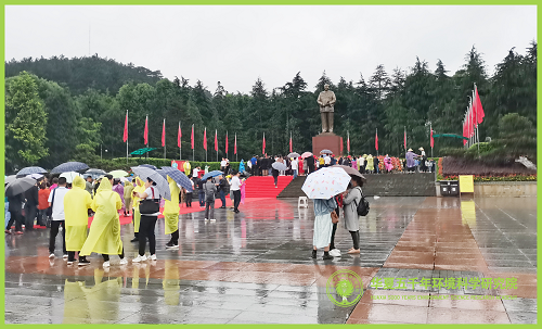 华夏五千年环境科学研究院举行向毛泽东主席铜像敬献花篮仪式