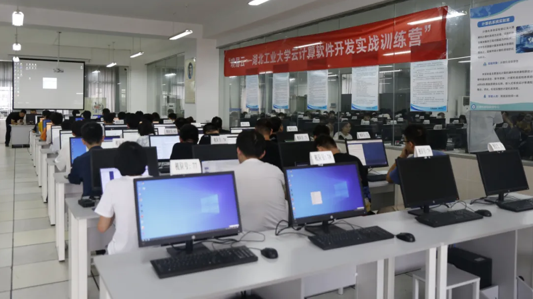 噢易云联合湖北工业大学开发实战训练营正式开营！