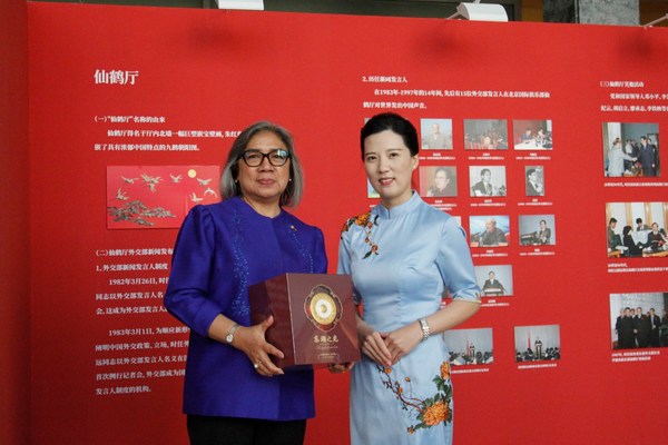 再登国际舞台！八马茶业为中菲经贸合作与发展研讨会赠礼