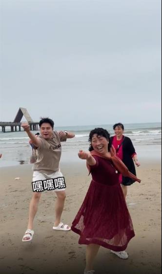 00后小伙“误入”老年团，在鼎龙湾嗨成团宠