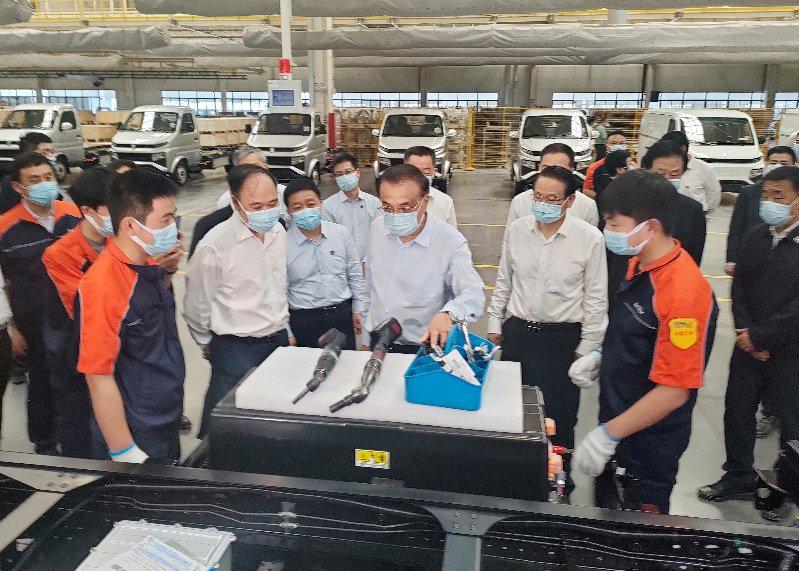 国务院总理考察吉利商用车低碳智造创新成果 为吉利为卡车司机打造“移动的家”点赞