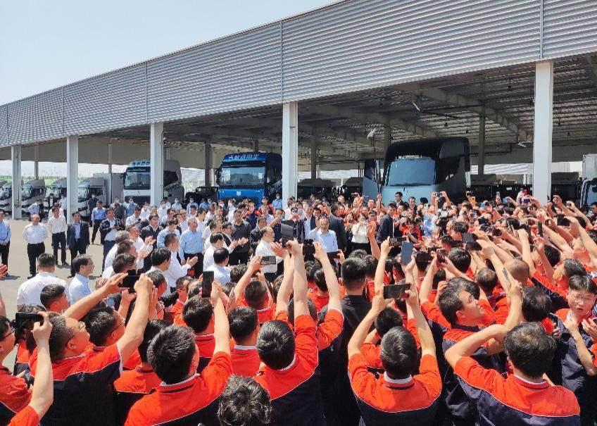 国务院总理考察吉利商用车低碳智造创新成果 为吉利为卡车司机打造“移动的家”点赞