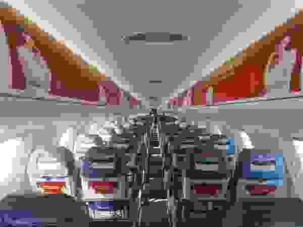 空中广告启航，CARDE分体集成灶强势亮相华夏航空