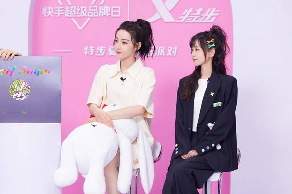 迪丽热巴“空降”特步直播间，解锁半糖女孩夏日潮搭