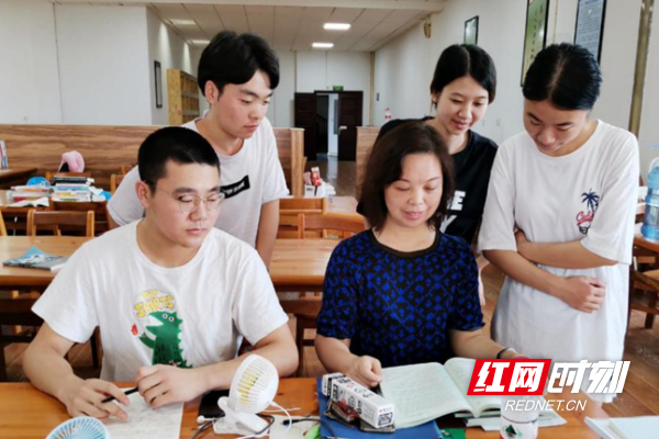 师爱无痕 行者无疆 ——记湖南应用技术学院教师符赛芬