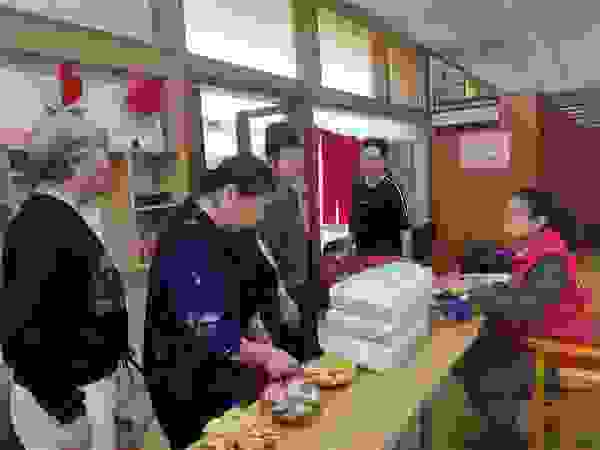 潮龍点心局：关爱老人，长期供应免费点心
