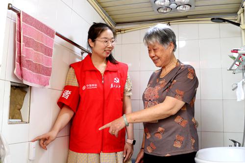 盐城-移动党员志愿者正为倪奶奶讲解新安装的气感报警器的使用方法_副本.jpg