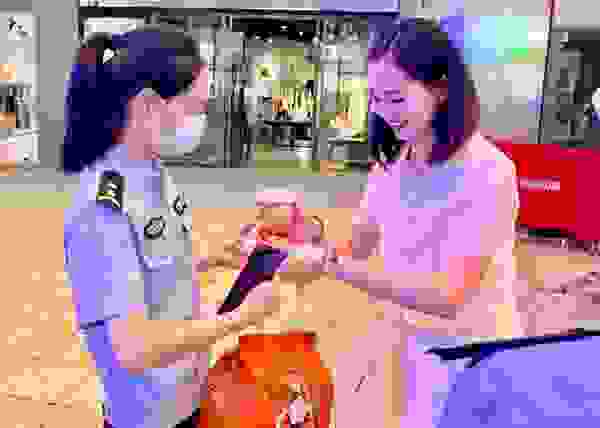 潮龍点心局为高温工作者送去清凉物资 爱心冰柜公益活动圆满成功