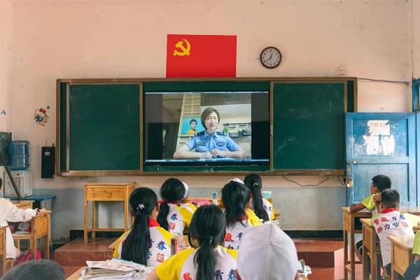 为警徽添光彩！心系大山里的孩子，中国人民警察大学贵州学子回乡助学支教