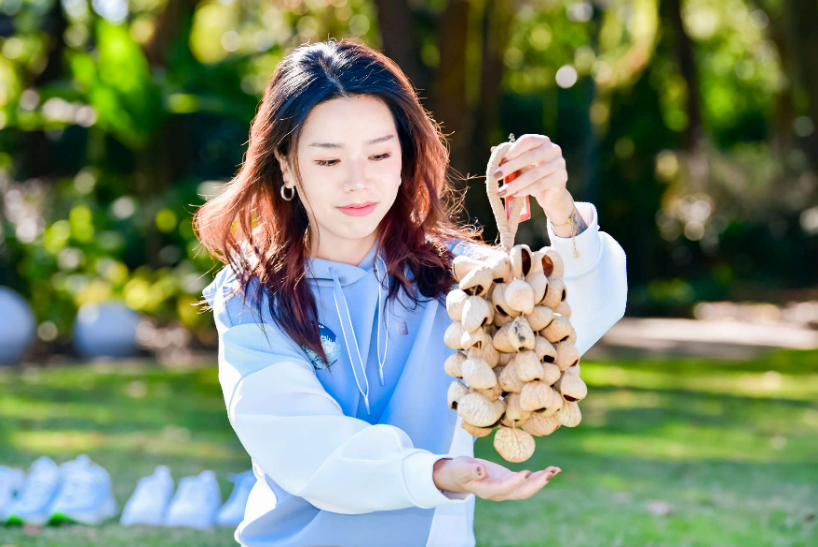 穿白色衣服的女人在摆拍 低可信度描述已自动生成