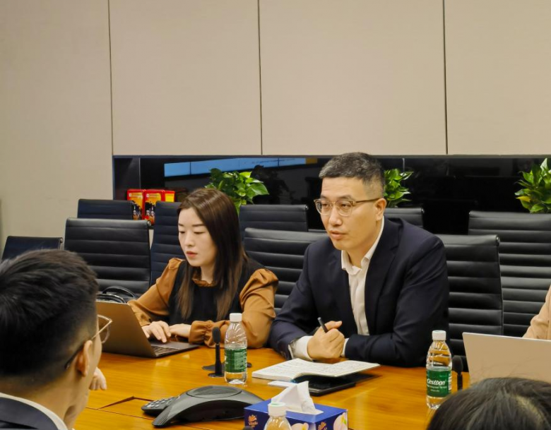 法大大销售中心总经理贾卫东（右一）