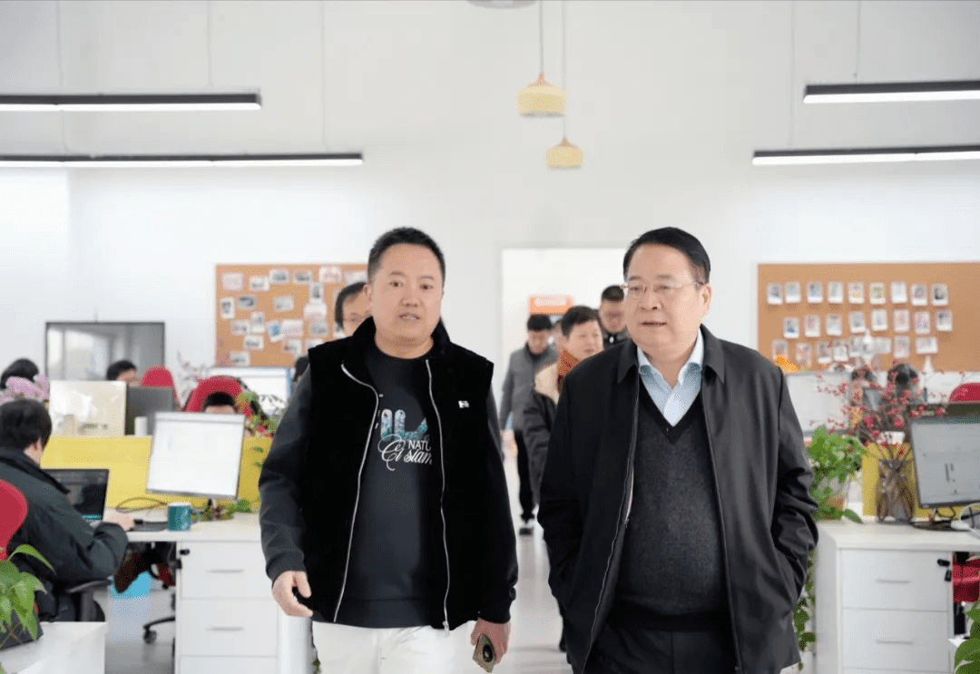 临平区委书记陈如根调研店+：要扎根临平，推进服装产业数字化升级