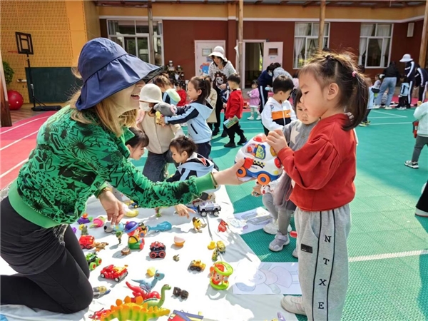 珠海香洲区彩虹蜗牛幼儿园开展特色主题活动，鼓励孩子积极探索创造