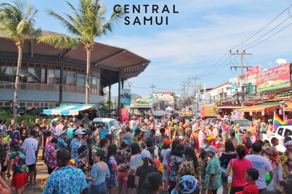 Central Samui购物中心推出宋干节免费EDM音乐与泡沫派对，不容错过