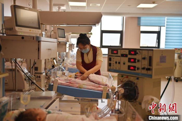 这里的护士们最大的心愿就是所有宝宝都能平安健康出院，茁壮成长。　张瑶 摄