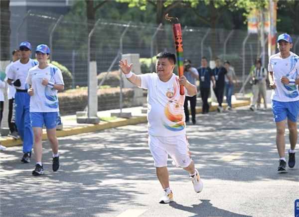 澳飞星与黉门街社区联办“感受大运火炬激情、八一共叙战友情深”主题活动