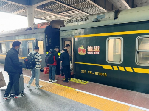 他趣脱单专列火车：家的方向，爱情的起点