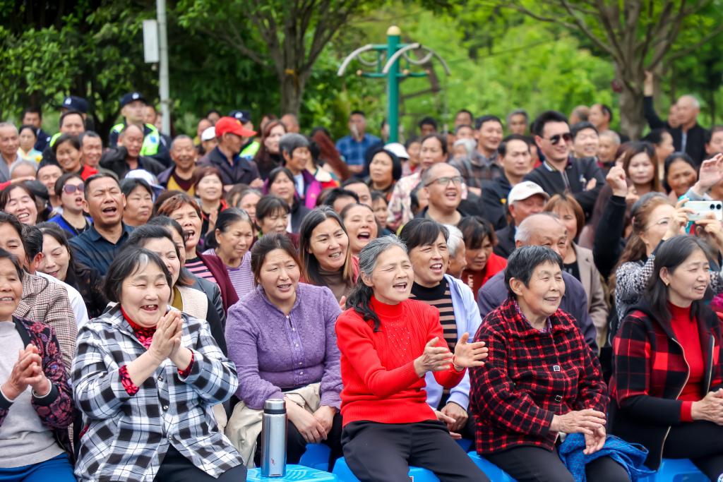 村民乐呵呵地享受属于自己的“村晚”。主办方供图 华龙网发