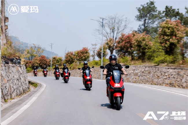 极速全地形、售价5999！爱玛A7Ultra：以极致性能与前瞻设计，引领男性车品类新潮流！
