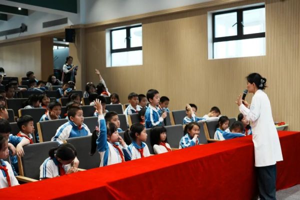 守护儿童清晰未来：普瑞眼科崔兰主任解析斜弱视防治要点