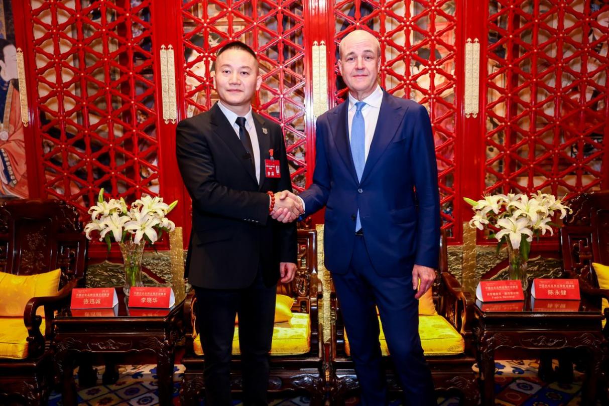 行风伟业董事长释行风会见瑞典前首相，共话合作新机遇
