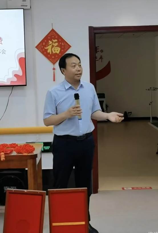 慈善义工乐老服务队走进北京大兴乐老汇服务中心和老前辈们欢庆“五.一”