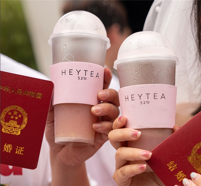 领证喝喜茶成为新婚俗，一年超20万杯“囍”茶登上婚礼餐桌