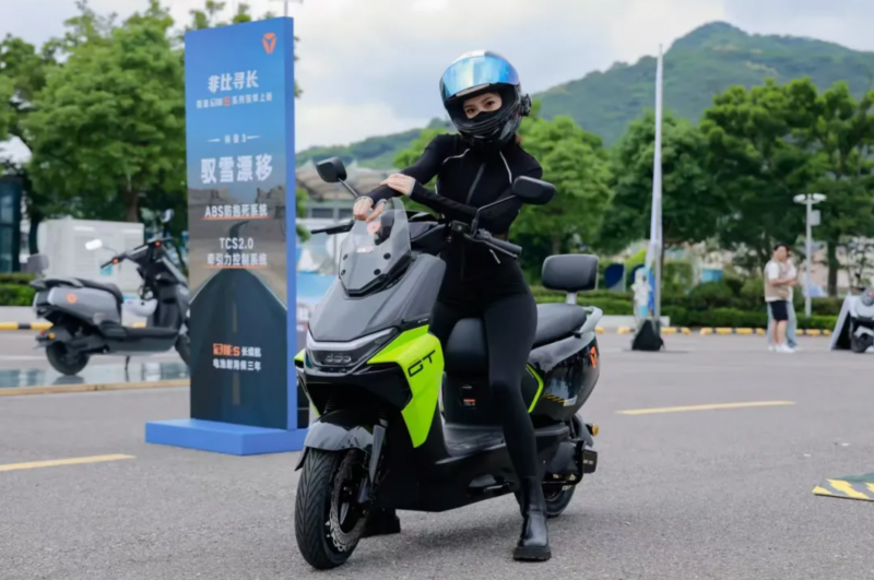 续航新起点，雅迪冠能S打造全场景长续航骑行新基准