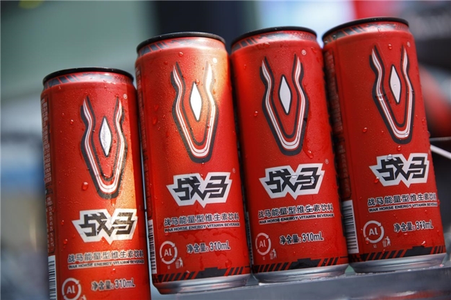 年轻人夏日补充能量必备，能量饮料就选一罐战马