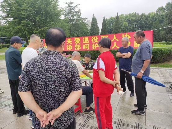庆祝党的生日，庄河市关爱退役军人协会，引领德仲中医门诊给军人送健康！