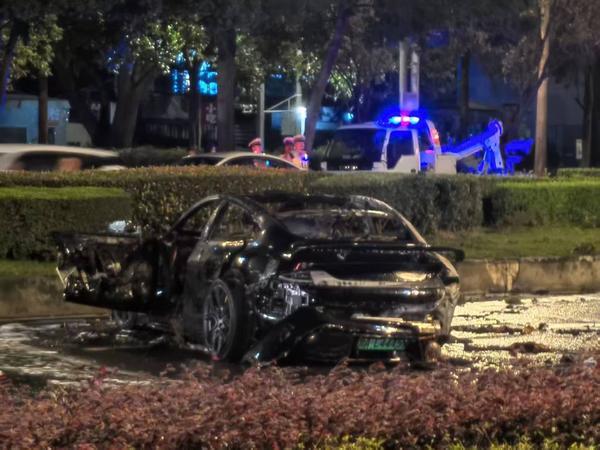 一辆小米SU7高速行驶碰撞后起火，目击者称多人“拳打脚踢”未能打开车门
