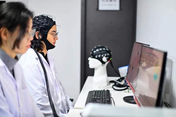 2026年2月27日,在位于天津滨海高新区的一家公司,工作人员进行脑机接口技术测试。新华社记者 赵子硕 摄