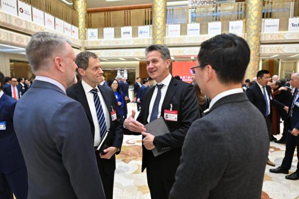 3月22日至23日，中国发展高层论坛2026年年会在北京举行。这是与会嘉宾在开幕式前交流。新华社记者 李鑫 摄 